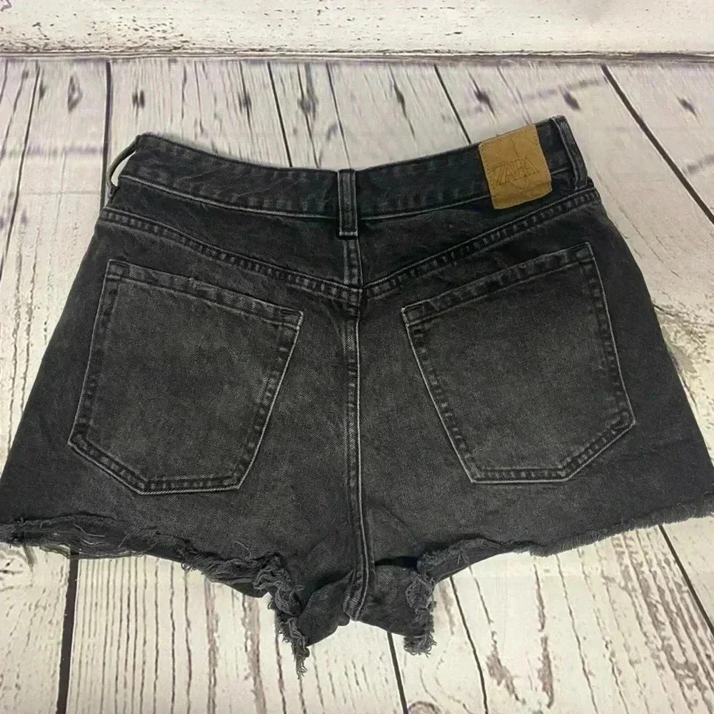 Zara short black distressed jean short‎ women’s size 6 - Picture 2 of 8
